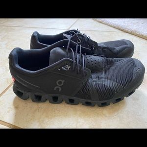 ON Running all black size 8